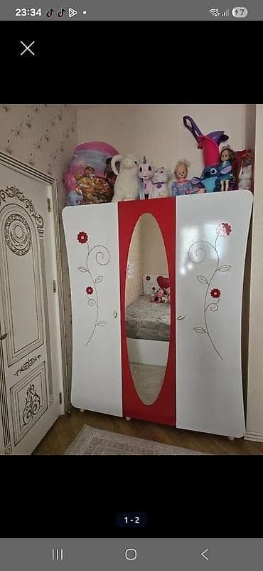Uşaq otağı üçün üç qapılı dolab - Rəng: ağ və qırmızı, qapılarda at lalafo.az Uşaq otağı üçün üç qapılı dolab - Rəng: ağ və qırmızı, qapılarda