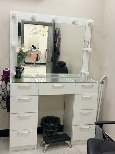 İşlənmiş, Makiyaj üçün masa, Güzgülü lalafo.az -da İşlənmiş, Makiyaj üçün masa, Güzgülü