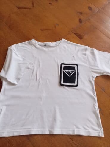 Ağ rəngdə, qısaqol, Prada loqolu t-shirt. Sinəsində qara rəngli, Prada lalafo.az -da Ağ rəngdə, qısaqol, Prada loqolu t-shirt. Sinəsində qara rəngli, Prada