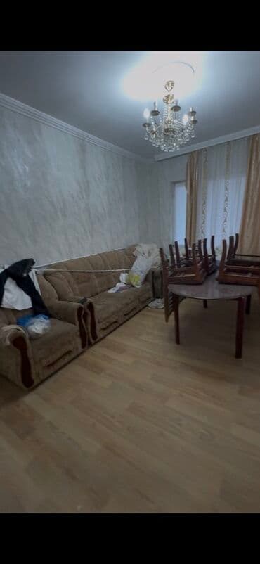 2 otaqlı mənzil interyeri - Geniş qonaq otağı: uzun yumşaq divan lalafo.az -da 2 otaqlı mənzil interyeri - Geniş qonaq otağı: uzun yumşaq divan