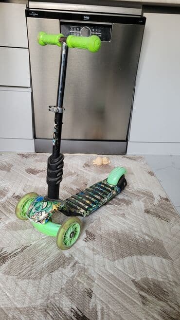 Uşaq skutu – 3 təkərli, yaşıl və rəngarəng dizaynlı model lalafo.az -da Uşaq skutu – 3 təkərli, yaşıl və rəngarəng dizaynlı model