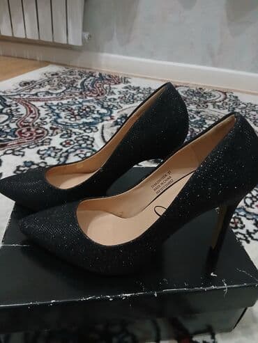 Qara rəngli, parıltılı klassik qadın tufliləri - Model: incə burunlu lalafo.az -da Qara rəngli, parıltılı klassik qadın tufliləri - Model: incə burunlu