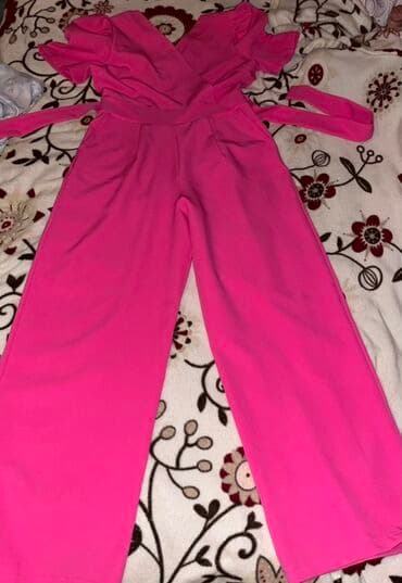 Çəhrayı rəngdə, geniş balaqlı kombinezon. Üst hissəsi V yaxalı və qısa lalafo.az -da Çəhrayı rəngdə, geniş balaqlı kombinezon. Üst hissəsi V yaxalı və qısa