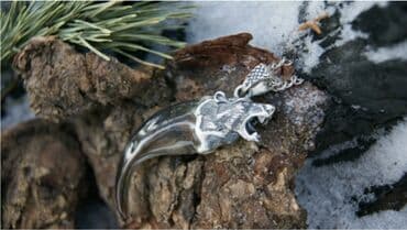 Gümüş başlı ayı fiqurlu asma kolye - Materiallar: parlaq tünd buynuz lalafo.az -da Gümüş başlı ayı fiqurlu asma kolye - Materiallar: parlaq tünd buynuz