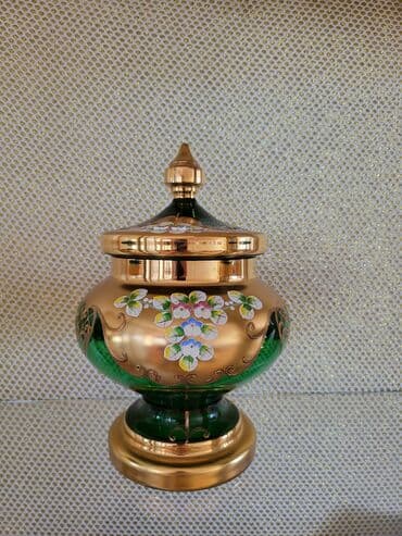 Bəzəkli qapaqlı şüşə qab - Material: qalın, şəffaf yaşıl şüşə və lalafo.az -da Bəzəkli qapaqlı şüşə qab - Material: qalın, şəffaf yaşıl şüşə və