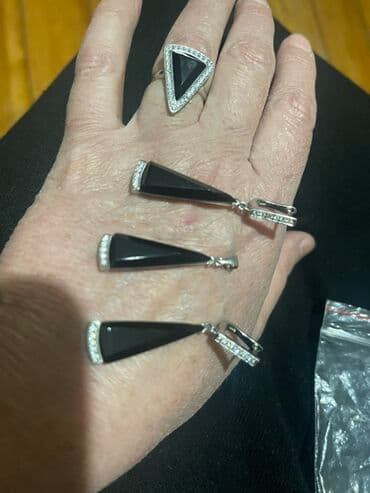 Dəstə daxildir: Üzük, Sırğa, Kulon, Gümüş, 925 Əyar lalafo.az -da Dəstə daxildir: Üzük, Sırğa, Kulon, Gümüş, 925 Əyar