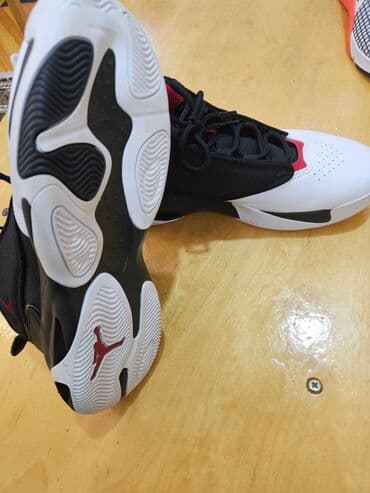 –NİKE JORDAN MAX AURA 4 qara/ağ/qırmızı rəng kombinasiyası lalafo.az -da — 5 –NİKE JORDAN MAX AURA 4 qara/ağ/qırmızı rəng kombinasiyası — 5