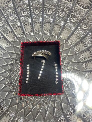 Dəstə daxildir: Sırğa, Kulon, Üzük, Gümüş, 925 Əyar lalafo.az -da Dəstə daxildir: Sırğa, Kulon, Üzük, Gümüş, 925 Əyar