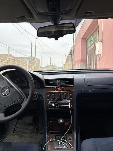 Mercedes-Benz 220: 2.2 l | 1995 il Sedan lalafo.az -da Mercedes-Benz 220: 2.2 l | 1995 il Sedan