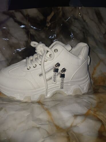 Ağ rəngdə qalın altlıqlı idman ayaqqabısı el isidi her nov lalafo.az -da Ağ rəngdə qalın altlıqlı idman ayaqqabısı el isidi her nov