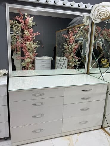 İşlənmiş, Makiyaj üçün masa, Güzgülü lalafo.az -da İşlənmiş, Makiyaj üçün masa, Güzgülü