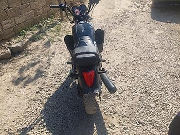 Retro üslubda motosiklet. Şəkillərdə göründüyü kimi qara rəngdədir lalafo.az -da Retro üslubda motosiklet. Şəkillərdə göründüyü kimi qara rəngdədir