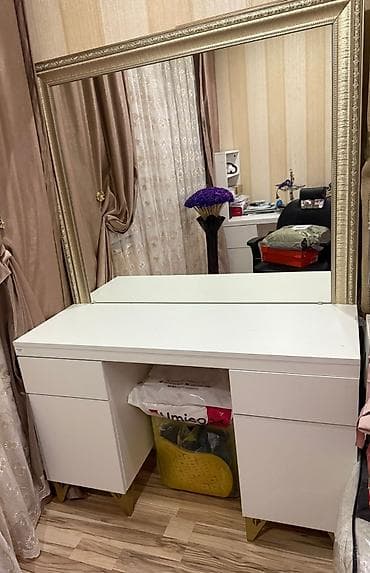 Ağ rəngli vizaj/maqyaj masası və iri güzgü dəstiSalon güzgüsü satılır lalafo.az -da Ağ rəngli vizaj/maqyaj masası və iri güzgü dəstiSalon güzgüsü satılır