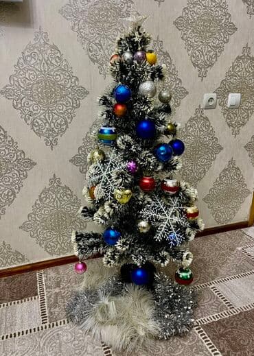 Süslənmiş süni Yeni il ağacı - Boyu təxminən 1,2–1,5 m (şəkilə lalafo.az -da Süslənmiş süni Yeni il ağacı - Boyu təxminən 1,2–1,5 m (şəkilə