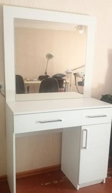 Yeni, Saş kəsimi üçün masa, Güzgülü lalafo.az -da Yeni, Saş kəsimi üçün masa, Güzgülü