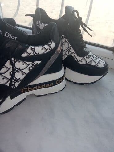 Qadın idman ayaqqabısı – qara/ağ - Üst: qara süni dəri detalları və lalafo.az -da Qadın idman ayaqqabısı – qara/ağ - Üst: qara süni dəri detalları və