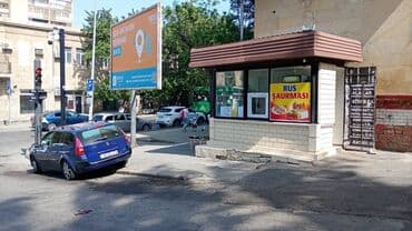 Гаражи: Küçə küncündə yerləşən, vitrinli, üçtərəfli şüşələrlə işıqlı köşk at lalafo.az — 1 Гаражи: Küçə küncündə yerləşən, vitrinli, üçtərəfli şüşələrlə işıqlı köşk — 1