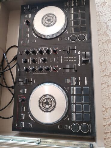 Pioneer DJ DDJ-SB3 modeli, iki deck və dörd kanal ilə təchiz olunmuş lalafo.az -da Pioneer DJ DDJ-SB3 modeli, iki deck və dörd kanal ilə təchiz olunmuş