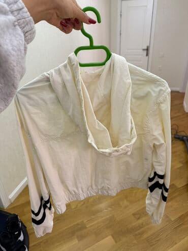 Açıq krem rəngdə kapşonlu, yüngül küləkkeçirməz üst geyim. Ön hissəsi lalafo.az -da Açıq krem rəngdə kapşonlu, yüngül küləkkeçirməz üst geyim. Ön hissəsi