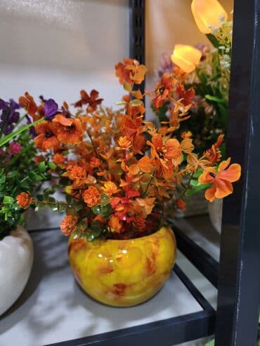 Dekorativ süni güllər kompozisiyası – keramika vaza ilə - Parlaq lalafo.az -da Dekorativ süni güllər kompozisiyası – keramika vaza ilə - Parlaq