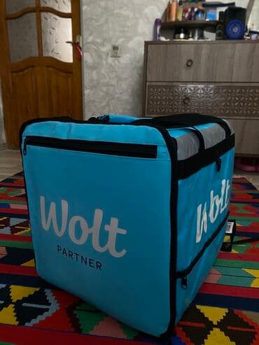 Wolt Partner termo çantası - Rəng: göy/qaranlıq detallarla - Üzərində lalafo.az -da Wolt Partner termo çantası - Rəng: göy/qaranlıq detallarla - Üzərində
