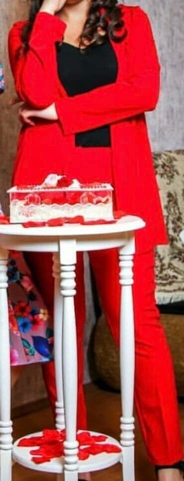 Qadınlar üçün qırmızı üçlü dəst: - Uzun, yüngül kardiqan – düz kəsim lalafo.az -da Qadınlar üçün qırmızı üçlü dəst: - Uzun, yüngül kardiqan – düz kəsim