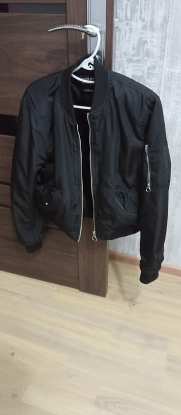 Qara bomber gödəkçə - Brend: Pull&Bear (etiket görünür) - Stil lalafo.az -da Qara bomber gödəkçə - Brend: Pull&Bear (etiket görünür) - Stil