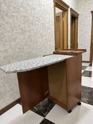 Bu, qatlanan ütü masasıdır. Masanın rəngi ağdır və üzərində müxtəlif lalafo.az -da Bu, qatlanan ütü masasıdır. Masanın rəngi ağdır və üzərində müxtəlif