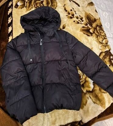 Qara rəngli qışlıq şişmə gödəkçə - Model: kapüşonlu, ön tərəfdən lalafo.az -da Qara rəngli qışlıq şişmə gödəkçə - Model: kapüşonlu, ön tərəfdən