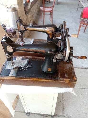 Qədim tikiş maşınları.Sovetin SİNGERi,hər ikisi normal tikirlər.Dikor lalafo.az -da Qədim tikiş maşınları.Sovetin SİNGERi,hər ikisi normal tikirlər.Dikor