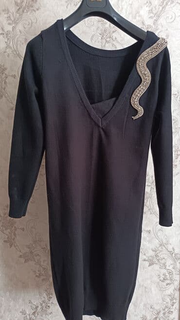 Qara trikotaj geyim – uzun qollu, dizə yaxın uzunluqda, yumşaq lalafo.az -da Qara trikotaj geyim – uzun qollu, dizə yaxın uzunluqda, yumşaq