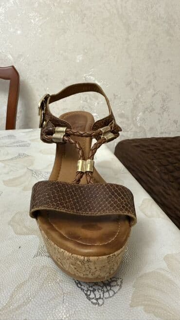 Poppy markası 37-38 razmer üçün uyğundur TƏBİİ DƏRİ🔥 80₼ alınıb 1 dəfə lalafo.az -da Poppy markası 37-38 razmer üçün uyğundur TƏBİİ DƏRİ🔥 80₼ alınıb 1 dəfə