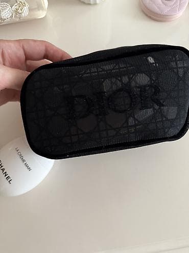 Dior kosmetik çantası - Rəng: Qara - Material: Şəffaf tor (mesh) lalafo.az -da Dior kosmetik çantası - Rəng: Qara - Material: Şəffaf tor (mesh)