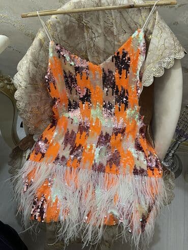 Payetli və tüklü mini paltar - Model: nazik iplərlə V-kəsimli, bədənə lalafo.az -da Payetli və tüklü mini paltar - Model: nazik iplərlə V-kəsimli, bədənə