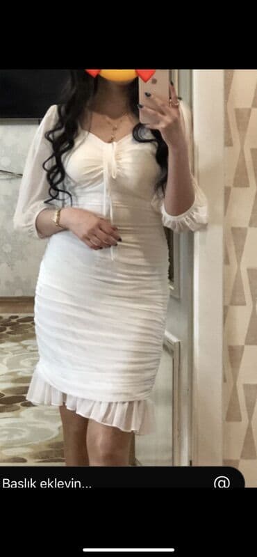 Ağ rəngli zərif qısa don - Model: büzgülü, bədənə oturan kəsim - lalafo.az -da Ağ rəngli zərif qısa don - Model: büzgülü, bədənə oturan kəsim -