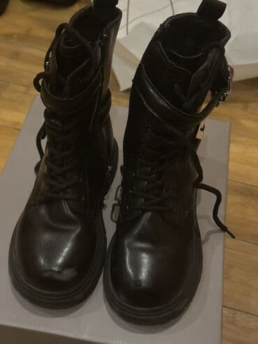 Qara rəngli bağlama və fermuarlı uniseks kəmərli bottlar. - Material lalafo.az -da Qara rəngli bağlama və fermuarlı uniseks kəmərli bottlar. - Material