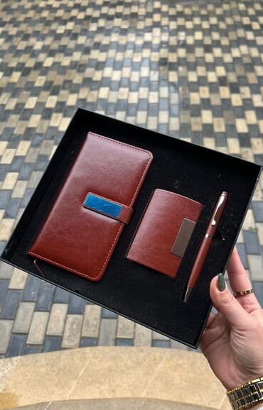 Hədiyyə dəsti – dəftər + qələm + kartlıq (bəzi dəstlərdə pulqabı) lalafo.az -da Hədiyyə dəsti – dəftər + qələm + kartlıq (bəzi dəstlərdə pulqabı)