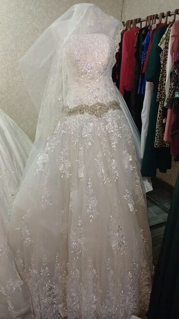 Ağ gəlinlik – klassik A-kəsim, straples üstlük və uzun duvaqla. - lalafo.az -da Ağ gəlinlik – klassik A-kəsim, straples üstlük və uzun duvaqla. -