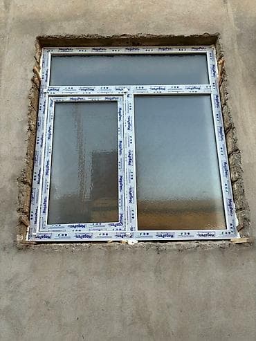 Bu, ağ rəngli PVC pəncərədir. Pəncərənin yuxarı hissəsində ensiz lalafo.az -da Bu, ağ rəngli PVC pəncərədir. Pəncərənin yuxarı hissəsində ensiz