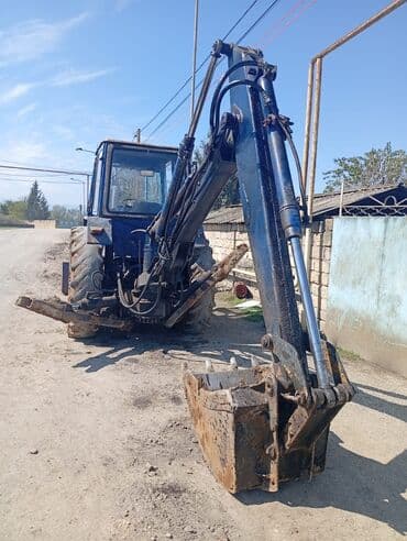 Manipulyatorlar: Ekskavator-yükləyici traktor - Rəng: mavi, kabinalı - Ön tərəfdə lalafo.az -da — 2 Manipulyatorlar: Ekskavator-yükləyici traktor - Rəng: mavi, kabinalı - Ön tərəfdə — 2