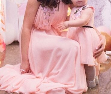 Ana ve qiz dest paltar satilir. Ela veziyyetdedir. Sifarisle lalafo.az -da Ana ve qiz dest paltar satilir. Ela veziyyetdedir. Sifarisle