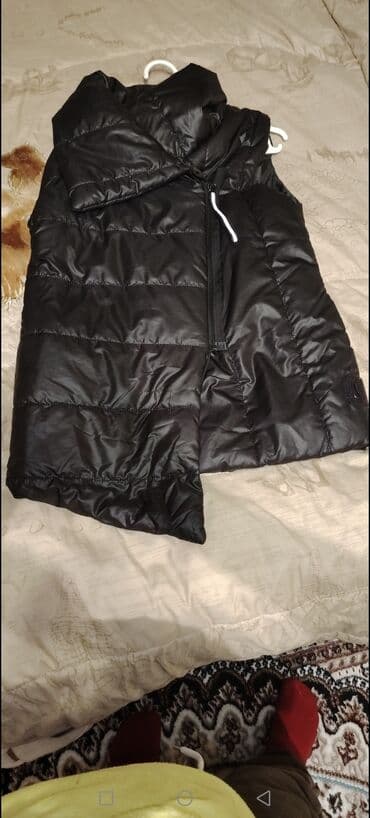 Qara rəngli kapüşonlu qolsuz puffer jilet - Material: parlayan, suya lalafo.az -da Qara rəngli kapüşonlu qolsuz puffer jilet - Material: parlayan, suya