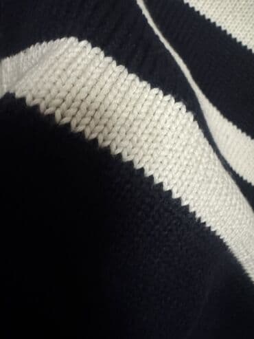 Dənizçi üslubunda zolaqlı trikotaj sviter. - Rəng: tünd lacivərt və lalafo.az -da Dənizçi üslubunda zolaqlı trikotaj sviter. - Rəng: tünd lacivərt və