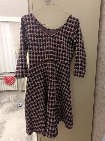 Qadın paltarı – qara-ağ-bordo rənglərin qarışığında “houndstooth” (it lalafo.az -da Qadın paltarı – qara-ağ-bordo rənglərin qarışığında “houndstooth” (it