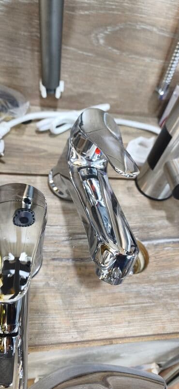 Xrom örtüklü, təkqollu qarışdırıcı kran - İstifadə sahəsi: vanna lalafo.az -da Xrom örtüklü, təkqollu qarışdırıcı kran - İstifadə sahəsi: vanna