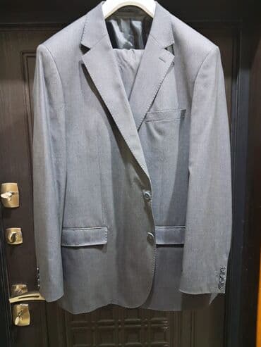 Demek olar ki yenidir. 54-56 razmer kishiye gedir. Klassik kostyumlar lalafo.az -da Demek olar ki yenidir. 54-56 razmer kishiye gedir. Klassik kostyumlar