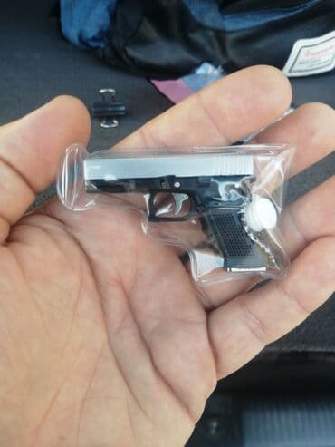 Miniatür tapança formasında hazırlanmış açar asqısı. Gümüşü sürgü və lalafo.az -da Miniatür tapança formasında hazırlanmış açar asqısı. Gümüşü sürgü və