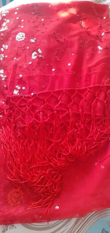 Gi̇rmi̇zi̇ sarf geli̇nleecün xna mecli̇si̇ne gözel hedi̇yye lalafo.az -da Gi̇rmi̇zi̇ sarf geli̇nleecün xna mecli̇si̇ne gözel hedi̇yye