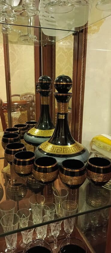 Qara-qızılı şüşə likör dəsti - 2 ədəd qara şüşə qrafin – geniş altlıq lalafo.az -da Qara-qızılı şüşə likör dəsti - 2 ədəd qara şüşə qrafin – geniş altlıq