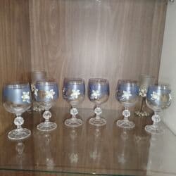 Qızılı naxışlı bədii şüşə dəst stekanlar 35 azn - yasil vazlar 50 lalafo.az -da Qızılı naxışlı bədii şüşə dəst stekanlar 35 azn - yasil vazlar 50